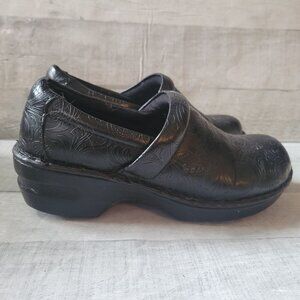 B.O.C Womens Embossed Black Clogs Size 8w Comfortable Slip-On Work Shoes